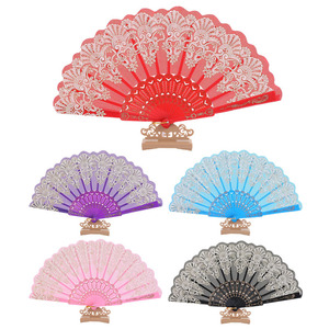 Nouvel éventail espagnol en plastique pour femme, idéal pour les mariages et les cadeaux, avec finition dorée - Product Image 1