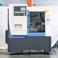 Tour CNC compact à lit plat avec guides linéaires de précision, pinces hydrauliques et outils de type gang pour travaux légers