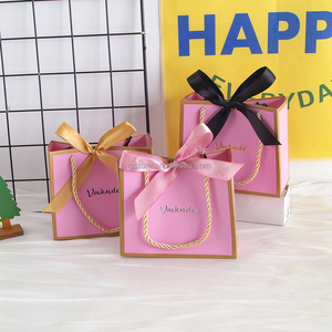 Bolsa de Papel Rosa Delicada de 14*6*12cm con Borde Dorado, Bolsas de Regalo para Joyería con Asa de Listón Dorado - Product Image 1