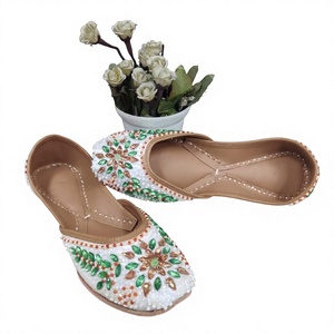 Chaussures plates pour femmes en cuir de vache, style artisanal traditionnel du Rajasthan, à lacets floraux, tendance mode personnalisée 2026 - Product Image 6