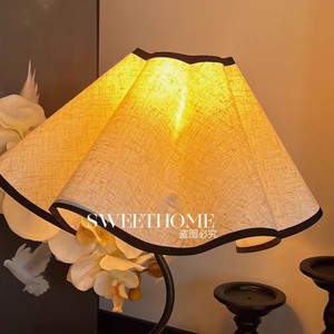 Lámpara de Mesa Moderna Minimalista Estilo Instagram, con Forma de Pétalo, Varilla de Hierro en Forma de S, Luz Blanca Cálida de 2700K, Regulable, para Ambiente de Dormitorio - Product Image 3