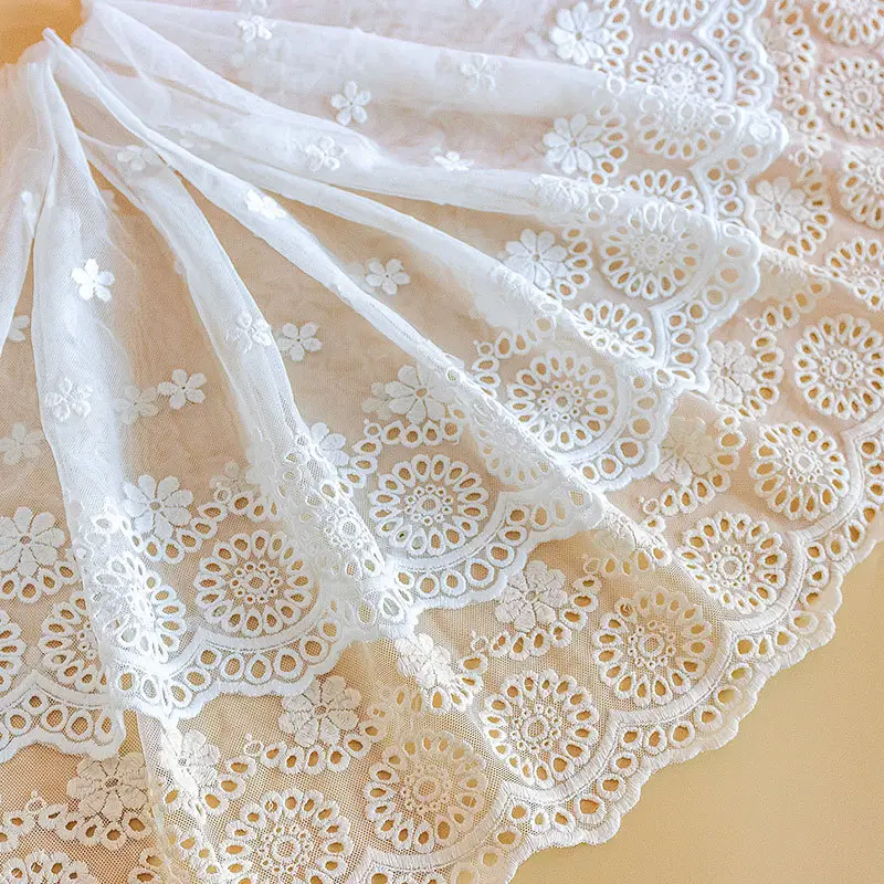 Tessuto del ricamo della disposizione del pizzo del tessuto del Tulle del cotone della maglia del Jacquard di Nylon Beige lussuoso su ordinazione per l'abito da sposa