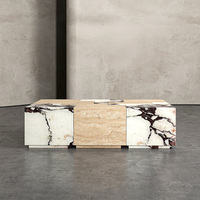 Table basse Kumusi Furniture en marbre Calacatta et travertin mélangés