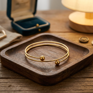 Pulsera de mujer minimalista y moderna, ajustable, con cuentas, de acero inoxidable 316L, tono plateado, pulida, apilable, para citas. - Product Image 1