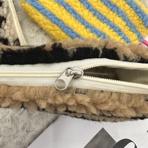 Sac de <span class=keywords><strong>maquillage</strong></span> suspendu pliable et écologique en tissu éponge doux et moelleux, à rayures tendance, avec fermeture éclair et poignée, idéal pour la vente en gros - Product Image 3