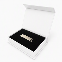 Boîte cadeau magnétique noire mate avec insert en mousse EVA découpée pour clé USB, batterie externe, écouteurs, électronique, fournisseur d'emballages technologiques