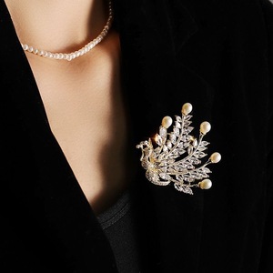 Broche en cuivre et zircon de haute qualité, perle d'eau douce, motif paon, accessoire vestimentaire élégant - Product Image 1