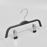 Échantillon Gratuit Zara Cintres en Plastique ABS Multifonctionnels à Clip Type Crochet Noir Mat pour Présentation de Vêtements d'Enfants