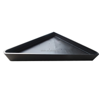 Vente en gros Jardinières durables en acier galvanisé à large triangle Pots de fleurs à revêtement de poudre couleur personnalisée pour jardins extérieurs et maisons