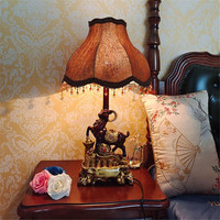 Lámpara de Mesa de Lujo Estilo Europeo Vintage con Base Esculpida de Reloj, Pantalla de Tela Floral Roja y Borlas de Cristal para Dormitorio y Hogar