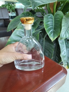 Bouteilles de <span class=keywords><strong>spiritueux</strong></span> vides en verre de 500ml 750ml Offre Spéciale marque privée pour vodka whisky rhum brandy liège - Product Image 2