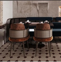 Mobilier de restaurant moderne : banquette capitonnée, table et chaises en cuir sur mesure, conception de mobilier complet pour projet