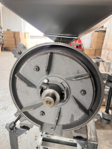 <span class=keywords><strong>Moulin</strong></span> à <span class=keywords><strong>farine</strong></span> automatique à moteur essence haute performance pour usage agricole, efficace pour broyer les arachides, le soja, le maïs et le blé en poudre - Product Image 2
