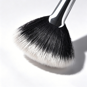 Pinceau de maquillage professionnel 2-en-1 en nylon à manche en bois blanc pour poudre et blush, avec peigne à sourcils et cils – Vente en gros usine sous marque privée - Product Image 5