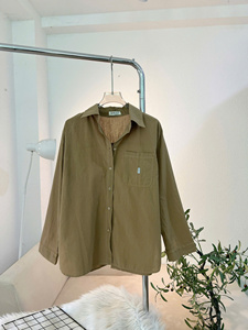 Chemise en gaze pour femme A502, douce, légère et fraîche, avec poches plaquées, détail dos ouvert et coupe ample et décontractée - Product Image 6