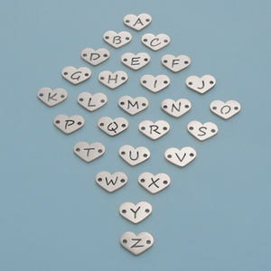 Dijes de Acero Inoxidable Pulido Espejo de 12mm con Doble Agujero, Iniciales de Corazón A-Z para Fabricación de Joyería DIY, Pulseras y Collares - Product Image 5