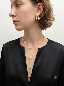Ornements de cou de style Moody Organic, chaînes de cou authentiques en argent sterling 925, enfilées avec des perles baroques naturelles de couleur gris. - Product Image 5