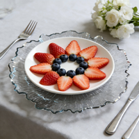 Assiette de présentation durable, transparente, texturée rayonnante effet soleil, style moderne classique, avec bordure dorée ondulée festonnée, pour mariage, banquet, fête, table