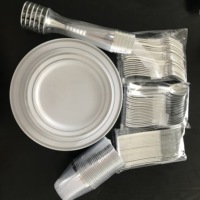 Ensemble de vaisselle jetable en plastique bordé de ruban pour la fête et le mariage 25 invités comprennent un ensemble de 50 assiettes en plastique à bord doré