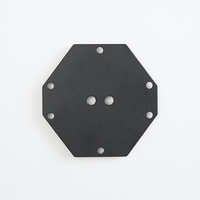 Supports de montage en tôle métallique usinés CNC sur mesure, revêtement noir en poudre, fabrication OEM, équipement industriel