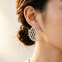 Parure de bijoux tendance en maille géométrique tressée plaquée or 18 carats, 3 pièces : bracelet manchette ajouré, boucles d'oreilles clous et bague pour femme, cadeau idéal pour les fêtes