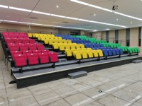 Chaise de salle de réunion en acier, siège télescopique automatique pliable, gradins intérieurs rétractables, sièges de tribune en matériau HDPE imperméable