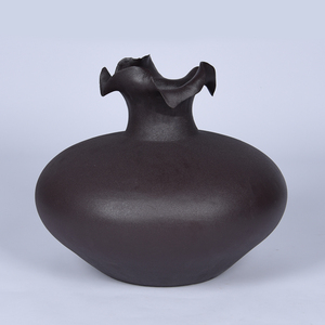 Vase en céramique gris anthracite moderne, fait main, texture mate, bord ondulé irrégulier, vase décoratif pour la maison, l'hôtel, la décoration de bureau - Product Image 1