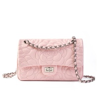 Sac matelassé en cuir véritable de chèvre pleine fleur, motif camélia, collection Hiver 2025, avec chaîne, par Urban Simplicity