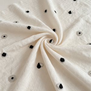 Tissu en mousseline texturée beige A172 en gros avec broderie de perles tubulaires en forme de cœur noir et blanc, design artistique de niche, matière pour robe - Product Image 3
