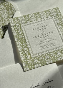 Tarjeta de Invitación de Boda Ovalada Personalizada, Papel Offset, Impresión Tipográfica, Grabado en Relieve, Sello Dorado, Monograma, Diseño de Hoja L D, Borde Verde - Product Image 4