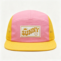 Casquette de campingur 5 panneaux en maille bicolore rose et jaune, avec patch tissé personnalisé SUNNY, idéale pour les sports de plein air et la course à pied