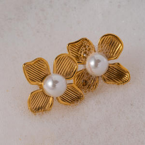 Boucles d'oreilles en acier inoxydable plaqué or 18 carats avec perles de fleurs tendance style géométrique ne se décolore pas bijoux en gros - Product Image 4