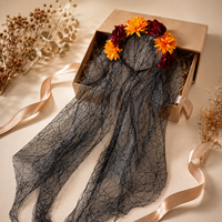 Coiffe florale en voile et couronne capillaire en maille araignée, motif gerbera rouge-orange automnal, pour le défilé urbain du Día de los Muertos