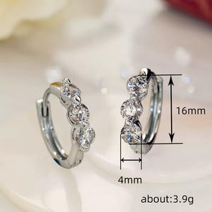 Pendientes Huggie M.A.O.P. de Oro Blanco con Zirconia Redonda de Corte Brillante y Engaste de Garra, Joyería Clásica Unisex de Moda - Product Image 5