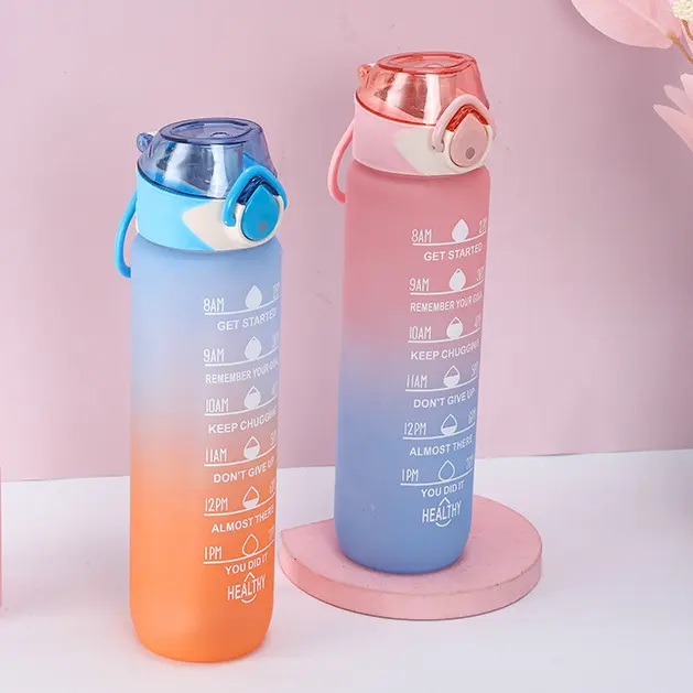 Botella de agua potable de plástico de Color degradado deportivo Simple moderna con pajita y correa para hombres y mujeres