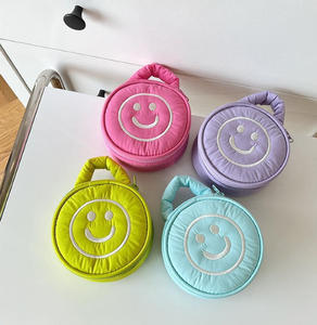 Nouvelle Trousse de Maquillage Portable Grande Capacité avec Rabat, Motif Visage Souriant Tendance, pour Usage Quotidien – Boîte de Rangement Cosmétique pour Femme - Product Image 1