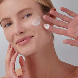 Crème hydratante anti-âge au rétinol + vitamine C avec ingrédients stabilisés encapsulés, tube sans air de 50 ml pour peaux sensibles - Product Image 4