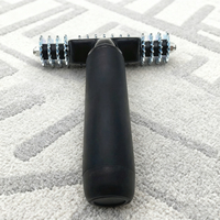 Rouleau à pointes pour l'installation de gazon synthétique sur tapis et terrains de padel, avec poignée ergonomique antidérapante, conception à engrenages métalliques