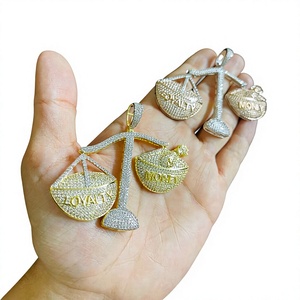 Treue vs. Geld Waagen-Anhänger aus 925er Silber mit Moissanit-Mikropavé, Hip-Hop-Thema, Unisex für den Alltag - Product Image 1