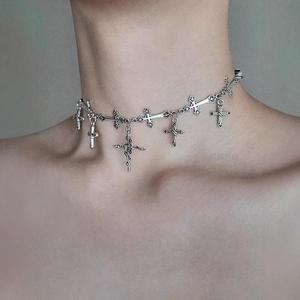 Collar Gargantilla Cruz Oscura de Aleación de Zinc Negra y Plateada, Cadena para Clavícula Estilo Gótico Punk, Moda Europea y Americana para el Día a Día - Product Image 3
