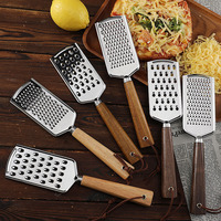 Râpe à fromage et à chocolat en acier inoxydable avec manche en bois – Gadget de cuisine portable, compatible lave-vaisselle, pour râper pommes de terre et citrons