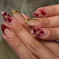 Faux ongles courts en forme d'amande avec motif de rayures dorées 3D et perles, faux ongles fleuris, pointes d'ongles en acrylique à coller