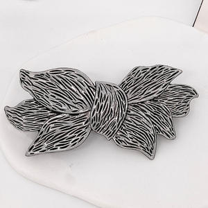 <span class=keywords><strong>Pince</strong></span> à cheveux polyvalente haut de gamme en alliage de <span class=keywords><strong>zinc</strong></span> avec texture feuille, 9 cm, pour femme, style vintage transfrontalier, idéale pour les franges, cadeau - Product Image 4