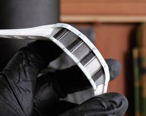 นาฬิกาสปอร์ตหรูหราสำหรับทุกเพศ ปี 2025 ดีไซน์กลไกสีขาวไฮเทค อะไหล่ตกแต่งสีดำ ตัวเรือนคาร์บอนไฟเบอร์คุณภาพสูง กระจกแซฟไฟร์ - Product Image 6