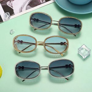 Lunettes de soleil ovales steampunk de luxe avec logo personnalisé, monture métallique creuse gravée, ornées de strass pour femme - Product Image 3