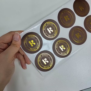 Autocollant rond de luxe brun foncé avec dorure à chaud, logo personnalisé imprimé, étiquette adhésive pour emballage de perruques, bijoux, cosmétiques et marques. - Product Image 2