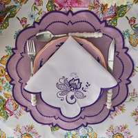 Serviette en lin carrée moderne jetable brodée à la main, motif fleur d'iris |   Serviette de table à bords festonnés pour table de réception de mariage