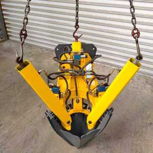 Excavatrice avec boule de terre <span class=keywords><strong>pour</strong></span> soulever une machine à arbres. <span class=keywords><strong>Pelle</strong></span> à quatre lames avec joint hydraulique. La boule de terre est compactée. - Product Image 4