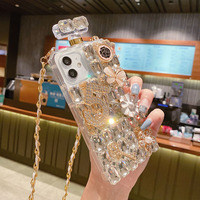 Étui de téléphone de luxe en diamant avec strass pour iPhone 15 Plus coque de bouteille de parfum avec lanière sangle de chaîne étuis pour femmes pour iPhone 15