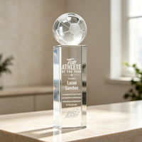 Trophée de football en cristal transparent personnalisé Noble Custom Clear Pillar, surface extérieure gravée, emblème personnalisé, prix pour athlète de football aux performances exceptionnelles